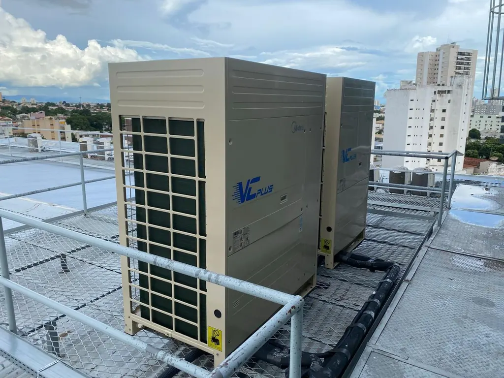 Unidades externas VRF instaladas em cobertura, com tubulação isolada